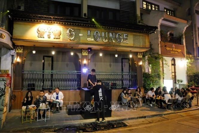 Một quán bar phục vụ khách ngay trên vỉa hè phố Lương Ngọc Quyến.