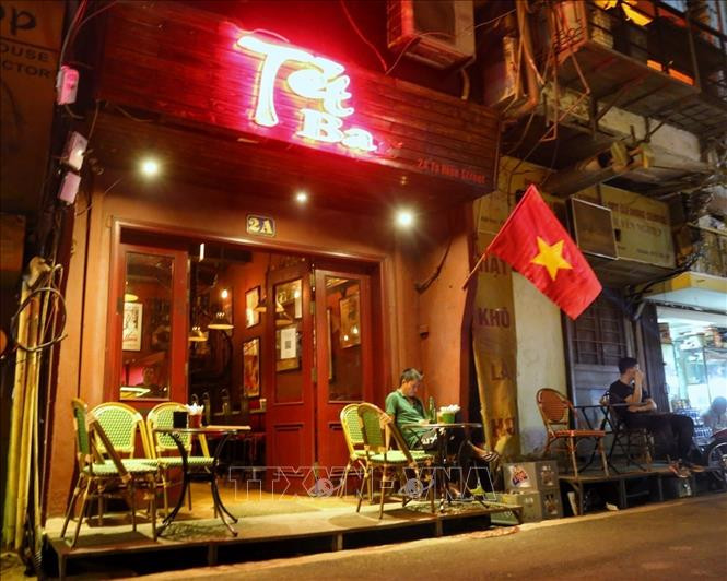 Các quán bar trên phố Tạ Hiện mở cửa trở lại.