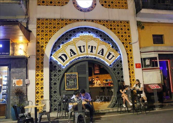 Các bạn trẻ cũng chọn những quán bar nhẹ nhàng để làm nơi hẹn hò, gặp gỡ.