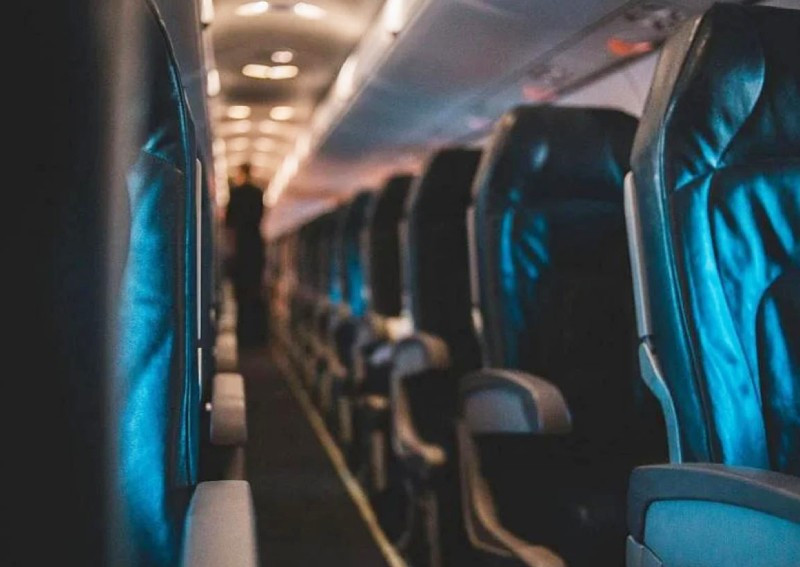 Quay roi tinh duc 2 nu tiep vien, nam tiep vien linh an tu