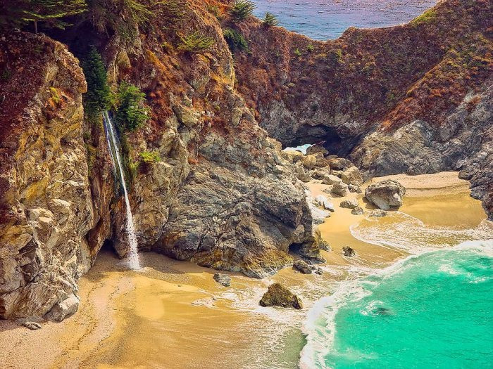 Với chiều cao 24 m, thác McWay là điểm đến nổi bật nằm ở công viên Tiểu bang Julia Pfeiffer Burns ở Big Sur, California, Mỹ.