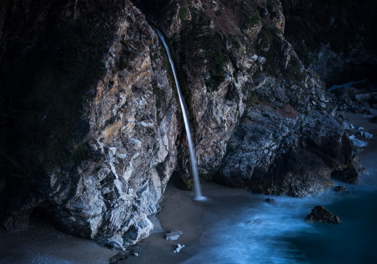 Thác McWay chạm trực tiếp đến đại dương khi sóng thủy triều dâng cao. Cũng bởi đặc điểm độc đáo đó, thác McWay còn được gọi với cái tên "thác thủy triều", khiến nó trở thành một điểm thu hút hiếm có.