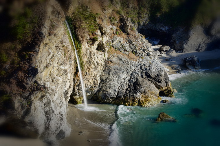 Tùy thuộc vào thủy triều, thác McWay đổ trực tiếp vào Thái Bình Dương, hoặc xuống một vịnh nhỏ hoang sơ.