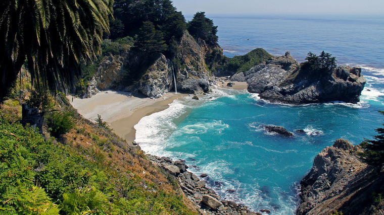 Trước đây, thác McWay từng đổ thẳng ra Thái Bình Dương. Nhưng một trận lở đất năm 1983 đã làm lắng đọng cát ở chân thác và tạo ra vịnh biển nhỏ như chúng ta thấy ngày nay.