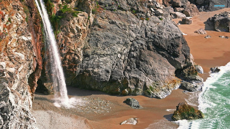 Dòng thác McWay tuôn chảy quanh năm, dải nước mỏng màu bạc kéo một đường thẳng băng qua những vách đá và cây xanh, đổ xuống làn nước màu ngọc lam của vịnh nhỏ, tạo nên khung cảnh đẹp như tranh vẽ.