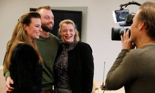 Thay con giong het bac si, cap doi phat hien su that soc