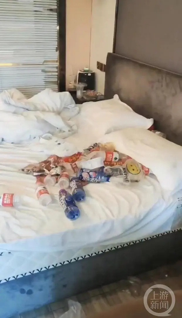 Chu nha nghi “khoc thet” vi nui rac thai ma khach de lai-Hinh-2