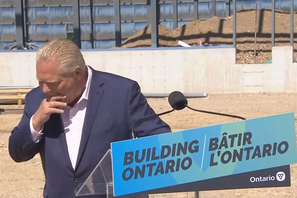 Dang phat bieu hop bao, thu hien Canada bong nuot phai con ong