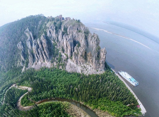 Khí hậu khắc nghiệt của công viên Lena Pillars và độ ẩm từ sông tạo ra sự thay đổi nhiệt độ rất lớn, từ 40⁰C vào mùa hè đến -60⁰C vào mùa đông.