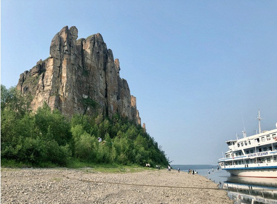 Thời xưa, nơi này được coi là khu vực linh thiêng mà người dân bình thường không được phép đến gần trụ đá, nếu không có thể bị sự trừng phạt của Chúa Trời.