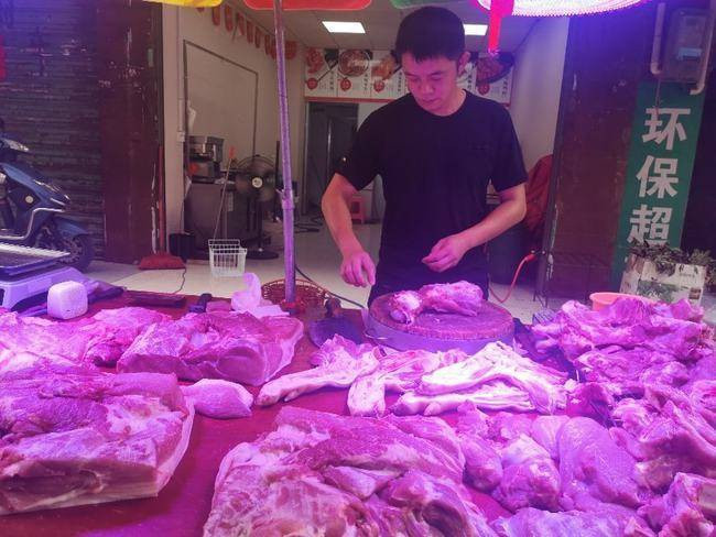 Bo cong chuc, chang trai ve que livestream ban thit lon