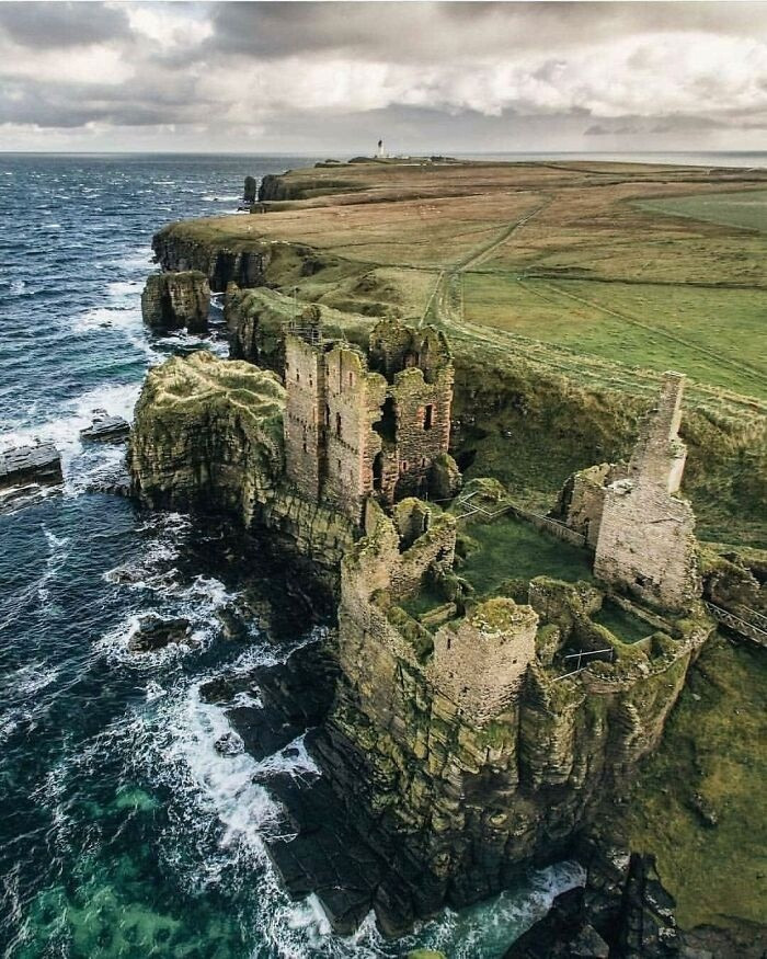 Lâu đài Sinclair Girnigoe nằm ở bờ biển phía Đông của Caithness, Scotland.