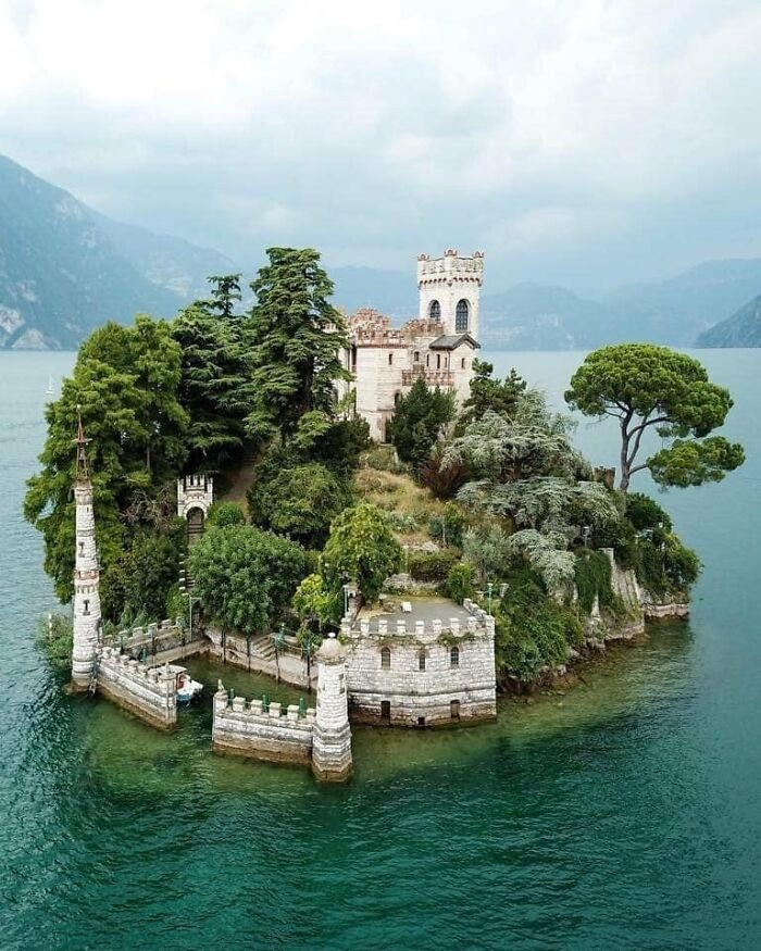 Tòa lâu đài bỏ hoang bị thảm thực vật xâm lấn giữa hồ Marton Mogyorosy Iseo, Italy.