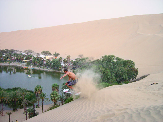 Giờ đây, cơ sở hạ tầng ở làng Huacachina đã hoàn chỉnh với nhiều cửa hàng, quán xá, nhà trọ đến khách sạn đủ tiện nghi và cả thư viện cùng nhiều văn phòng du lịch phục vụ du khách.