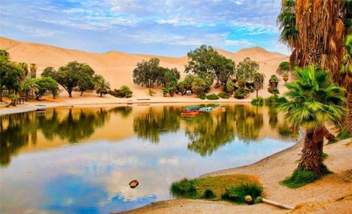 Nằm ở phía bắc sa mạc Atacama, nơi được xem có khí hậu khô nhất Trái đất, làng Huacachina, hay chính xác hơn là một ốc đảo giữa lòng sa mạc, chỉ khoảng 100 dân sinh sống được thiên nhiên ban tặng một phong cảnh huyền diệu.