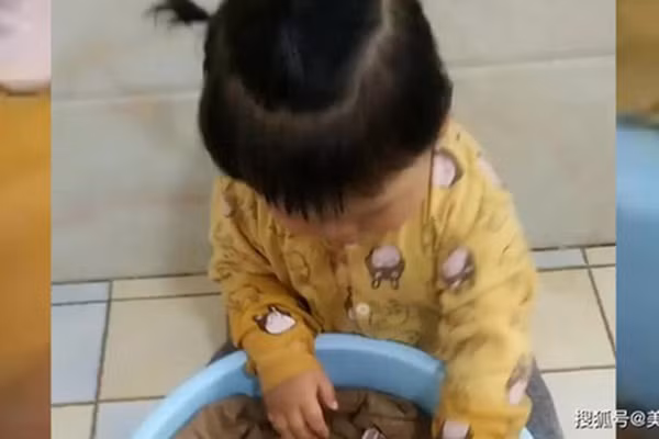 Con gai giat quan cho bo, ai ngo giup me phat hien “quy den”