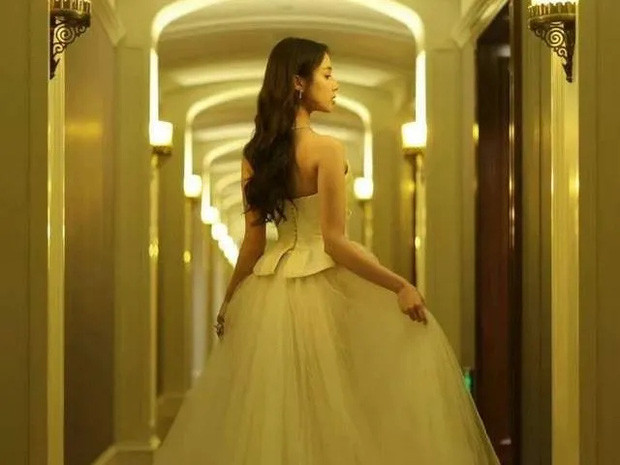 Cô con gái út của ông trùm sòng bài Hà Hồng Sân với bà tư Lương An Kỳ là Hà Siêu Hân (Alice Ho) năm nay mới chỉ 22 tuổi. Sinh năm 1999, cô bé ra đời khi cha ruột đã 78 tuổi. Ngay từ nhỏ, Hà Siêu Hân được cả nhà cưng chiều, nâng niu như công chúa.