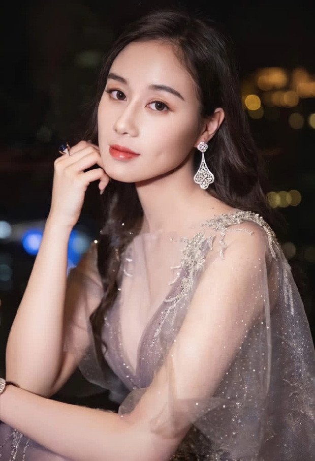 Là tiểu thư trong gia đình tỷ phú, Hà Siêu Hân được nuôi nấng trong nhung lụa và có một cuộc đời khiến ai cũng phải ghen tỵ.