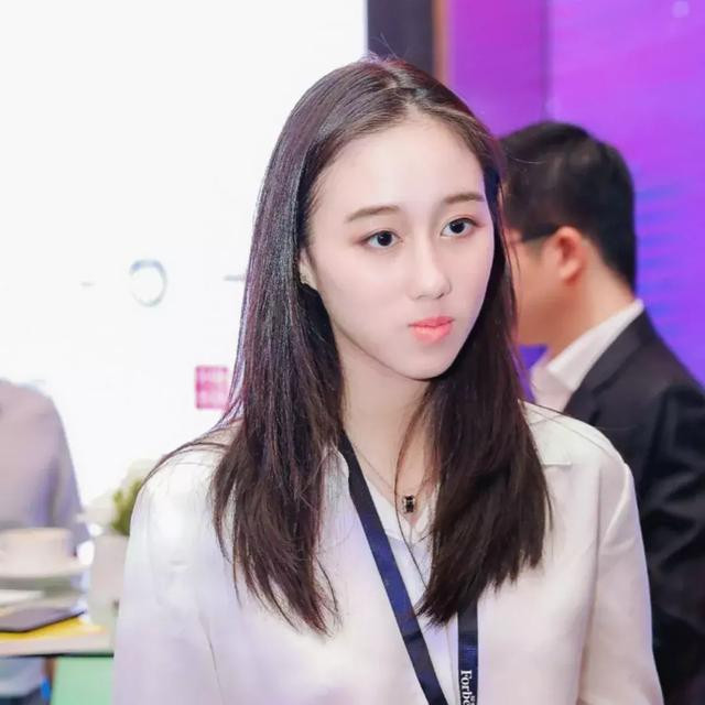 Cô biết chơi violon và tham gia Dàn nhạc thính phòng Hong Kong từ năm 11 tuổi. Ngoài ra, cô còn theo đuổi các bộ môn múa ba lê, múa dân gian và dance sport.