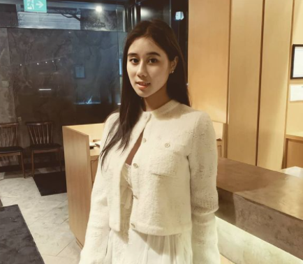 Hà Siêu Hân là hình mẫu như bước ra từ tiểu thuyết khi không chỉ xinh đẹp, giàu có và học giỏi mà còn có nhiều tài lẻ.