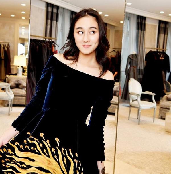 Khi lên 17 tuổi, Hà Siêu Hân lại được mẹ tặng tiếp thêm 2 căn biệt thự nữa ở Hong Kong với lý do cho con... tập tành kinh doanh.