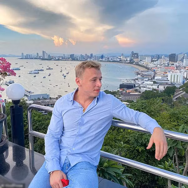 Duoc gai la om giua duong, chang trai mat luon day chuyen vang