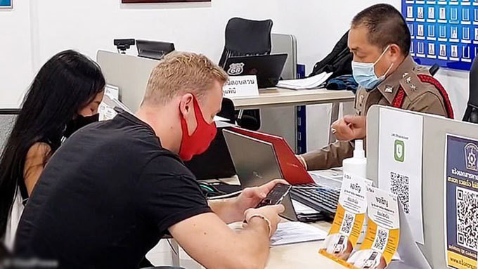 Duoc gai la om giua duong, chang trai mat luon day chuyen vang-Hinh-2