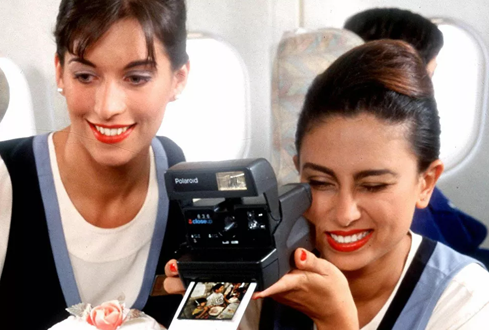 Các nữ tiếp viên hàng không hãng United Arab Emirates chụp ảnh sinh nhật một em bé trên máy bay năm 1997.