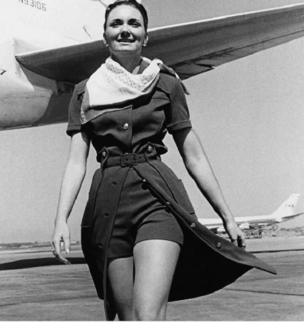 Nữ tiếp viên hãng Transcontinental and Western Airlines (TWA) trong bộ đồng phục mới với quần soóc mini ở New York năm 1971.