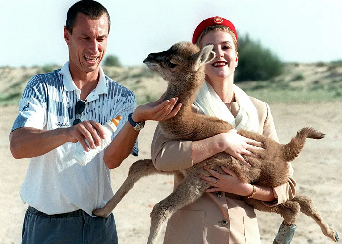 Tay vợt người Séc Cyril Suk và nữ tiếp viên hàng không Dubai năm 1998.