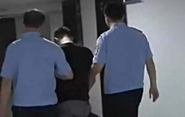 Chong tron duoi gam giuong 8 tieng rinh vo ngoai tinh va cai ket tham