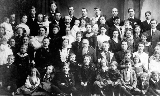 Kỷ lục sinh nở: Vào thế kỉ XVIII, một phụ nữ Nga đã sinh cùng lúc những 16 cặp sinh đôi, 7 lần sinh 3 và 4 lần sinh 4, tổng cộng là 69 người con trong vòng 40 năm với cùng một người chồng. Người phụ ấy là nông dân tại tỉnh Shuya tên Valentina Vassilyev.