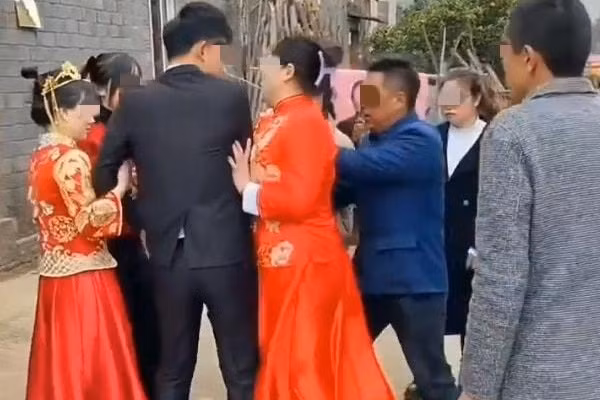 Vac bung bau den hon le “doi chong”, co gai nhan cai ket e che