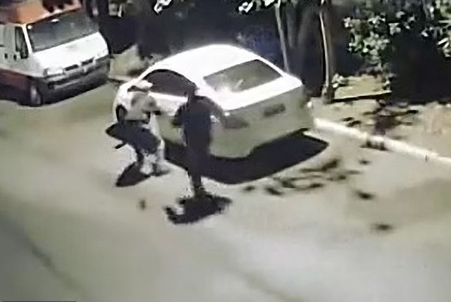 Mai “an ai” trong o to, cap doi gap ngay cuop xe-Hinh-2