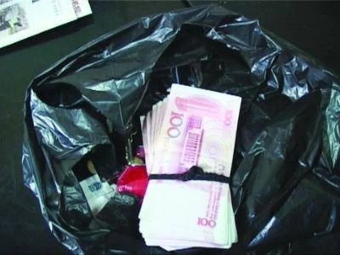 Cho cung tha ve mot tui den, chu nhan mo ra lap tuc bao canh sat-Hinh-2