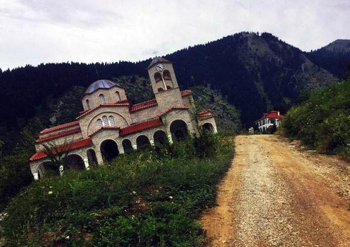 Rung minh boi khung canh nha tho nghieng ky quai giua ngoi lang “ma“-Hinh-2