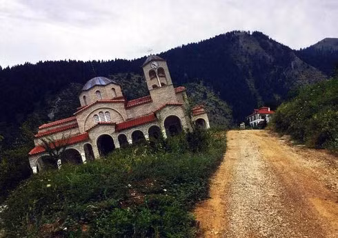 Rung minh boi khung canh nha tho nghieng ky quai giua ngoi lang “ma“-Hinh-2