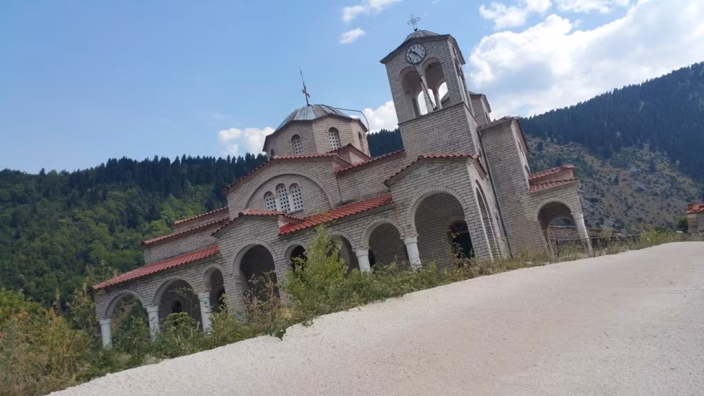 Rung minh boi khung canh nha tho nghieng ky quai giua ngoi lang “ma“-Hinh-7