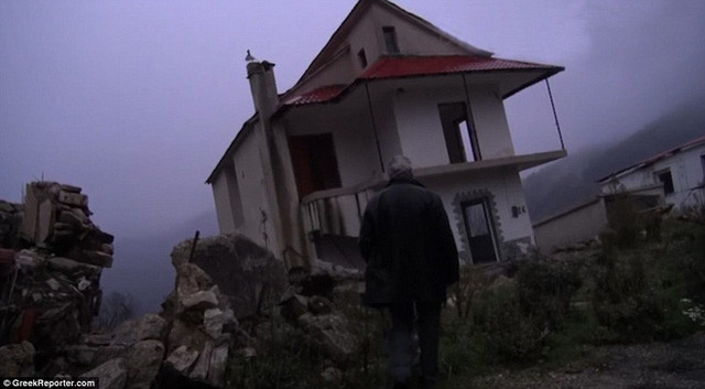 Rung minh boi khung canh nha tho nghieng ky quai giua ngoi lang “ma“-Hinh-4