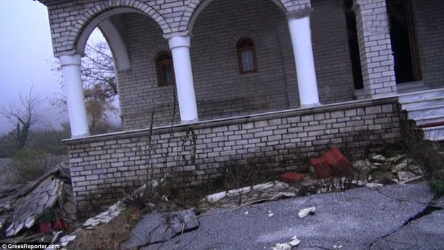 Rung minh boi khung canh nha tho nghieng ky quai giua ngoi lang “ma“-Hinh-6