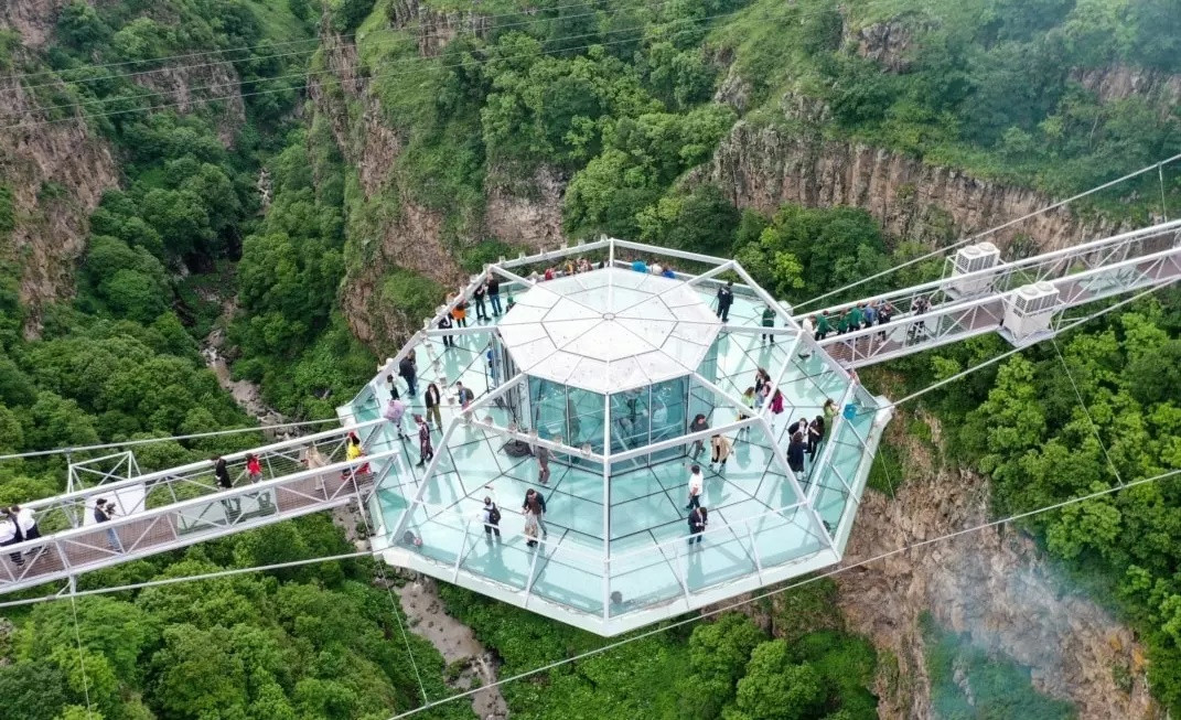 Du khach phan khich voi quan bar nam giua hem nui