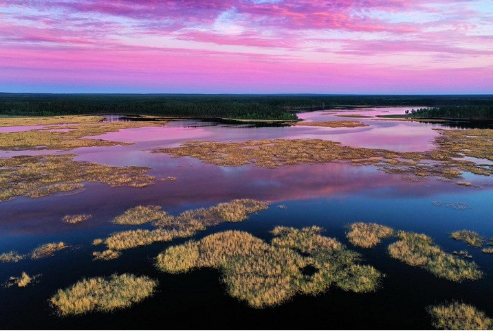 Hoàng hôn trên hồ nước nóng của Nga. Ảnh: Olga Vasik.