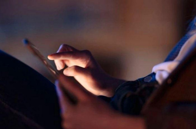 Gui anh nong cua vo cho ban, nguoi chong linh an phat