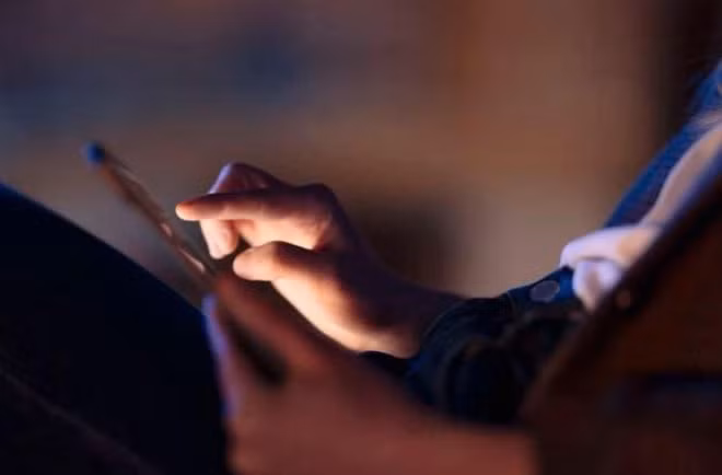 Gui anh nong cua vo cho ban, nguoi chong linh an phat