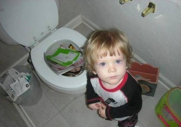 Bố mẹ cũng đành cạn lời với trò vui của con: Đem sách đi giặt chăng?