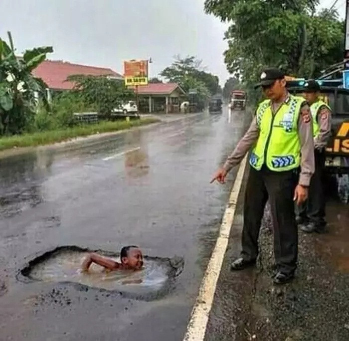 Cảnh sát cũng phải bó tay với "thú vui" của cậu bé này.