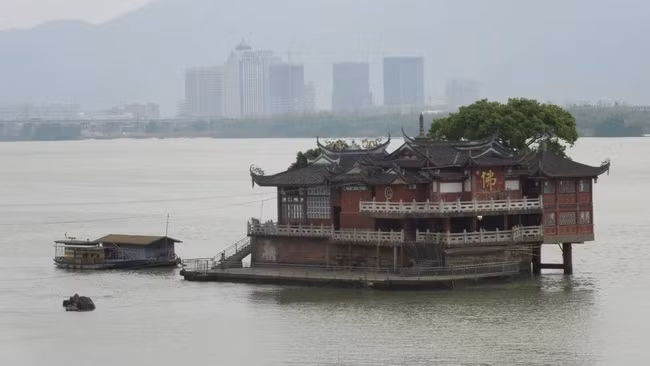 Chùa Kim Sơn được xây dựng trên dòng Hắc Long Giang, thuộc thôn Hồng Đường, thành phố Phúc Châu (Phúc Kiến, Trung Quốc).