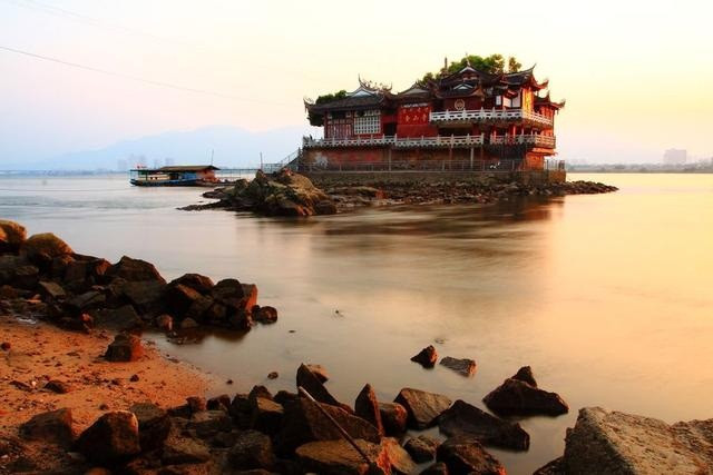 Ngôi chùa được xây dựng trên một phiến đá giữa lòng Hắc Long Giang. Du khách muốn vào chùa tham quan và bái lễ dâng hương thì phải đi phà. Từ đó, chùa Kim Sơn còn được nhiều người gọi với cái tên thân thương là "chùa cổ nổi trên mặt nước".