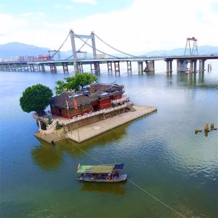 Trong chùa có rất nhiều bảo vật quý giá. Đặc biệt là những bức hoành phi câu đối do các nhân vật lịch sử viết ra và được lưu giữ cho đến ngày nay.