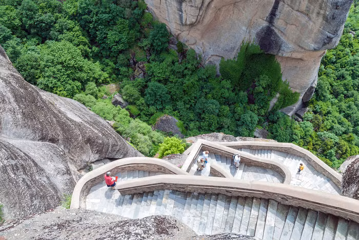 Tuy nhiên, ngày nay đã có những bậc đá để mọi người có thể đi lại dễ dàng và an toàn hơn.